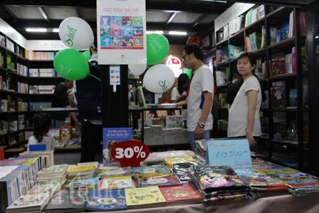 Đường sách TP Hồ Chí Minh ngày càng thu hút nhiều độc giả ảnh 1
