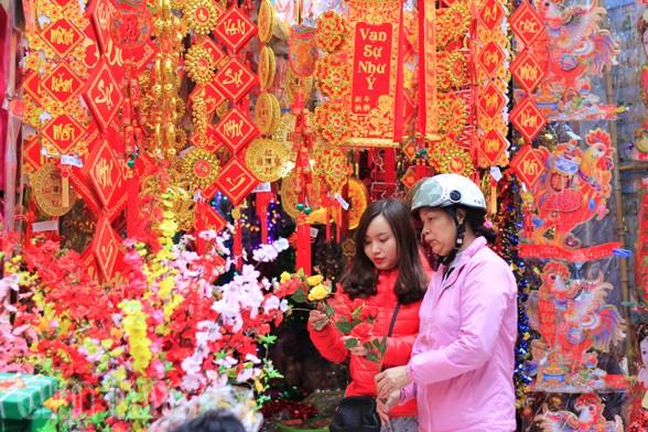  Người Hà Nội hối hả sắm Tết ảnh 1
