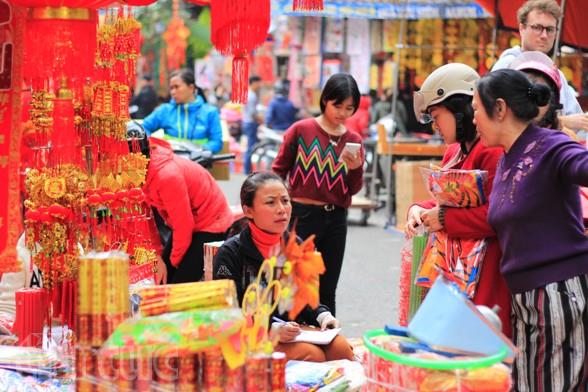  Người Hà Nội hối hả sắm Tết ảnh 2
