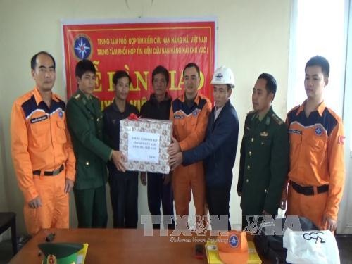 Cứu hộ 7 thuyền viên gặp nạn trên biển ảnh 1