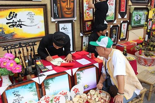 Nhộn nhịp phố ông đồ tại TP Hồ Chí Minh ảnh 2