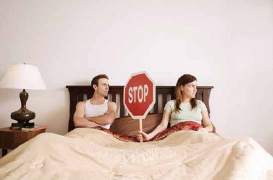 Thiếu hụt nội tiết tố nữ estrogen, nhiều chị em bị "khô hạn", giảm ham muốn, thậm chí sợ hãi khi gần gũi chồng