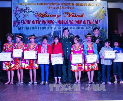 Xuân biên phòng ấm lòng dân biên giới ảnh 1
