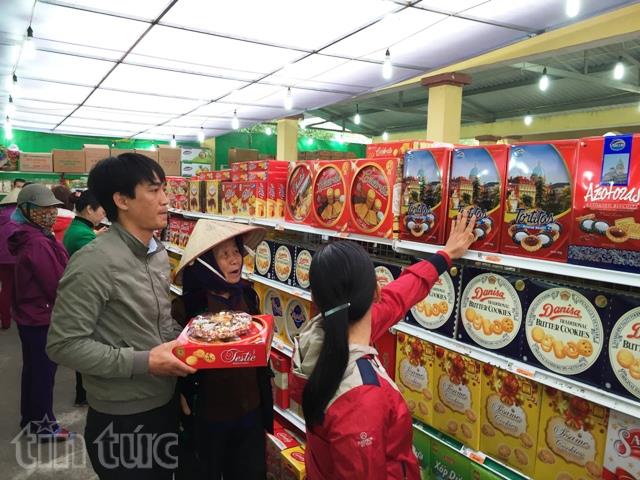 Hàng bình ổn giá về phiên chợ Tết, người dân nô nức đi mua sắm ảnh 2