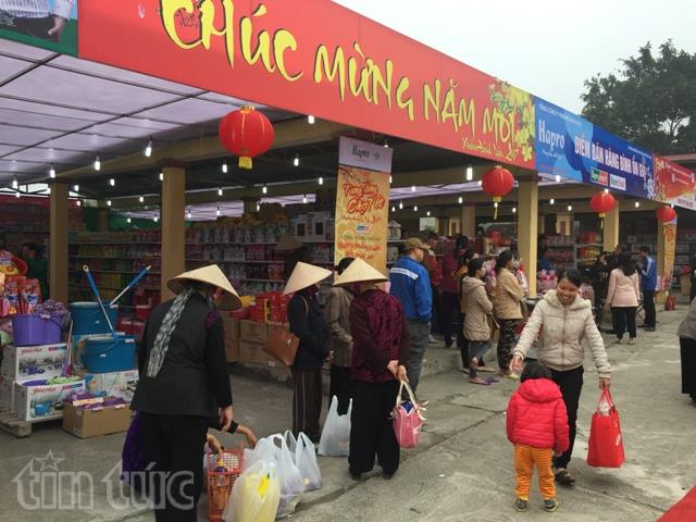 Hàng bình ổn giá về phiên chợ Tết, người dân nô nức đi mua sắm ảnh 7