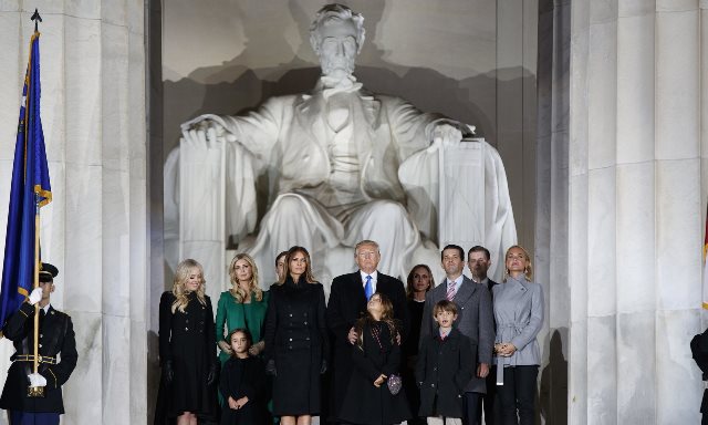 Đại gia đình ông Trump đi nghe nhạc trước giờ nhậm chức ảnh 1