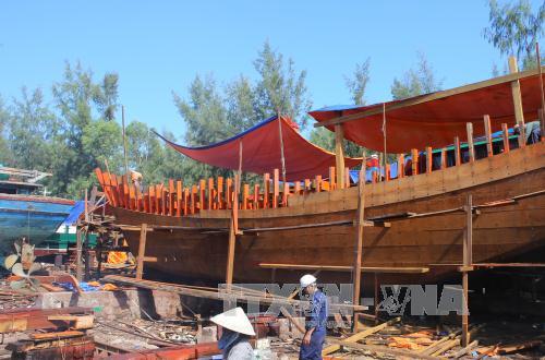 Từ số tiền bồi thường lần 1, ngư dân thị trấn Thuận An, huyện Phú Vang đầu tư đóng mới tàu cá vươn khơi xa. Ảnh: Hồ Cầu/TTXVN