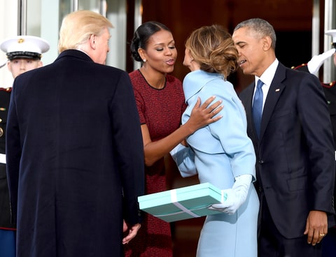 Có gì trong hộp quà bà Melania tặng gia đình ông Obama? ảnh 1