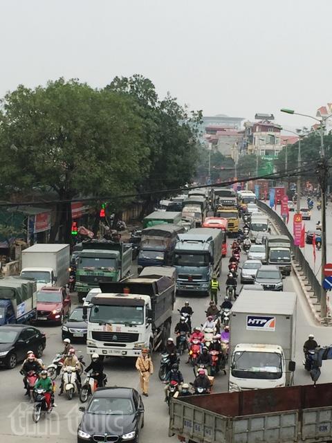 Người dân ùn ùn về quê, nhiều tuyến đường bị ùn tắc ảnh 1