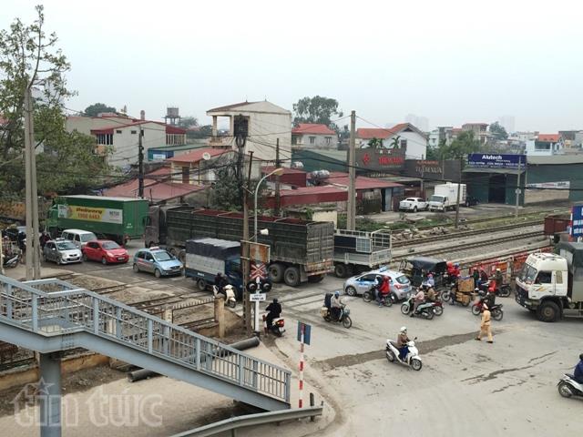 Người dân ùn ùn về quê, nhiều tuyến đường bị ùn tắc ảnh 2