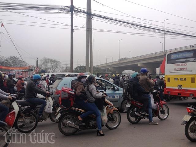 Người dân ùn ùn về quê, nhiều tuyến đường bị ùn tắc ảnh 7