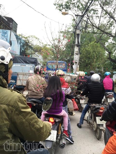 Người dân ùn ùn về quê, nhiều tuyến đường bị ùn tắc ảnh 6