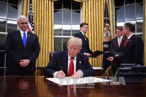 Tân Tổng thống Trump ký sắc lệnh chính thức rút Mỹ khỏi TPP ảnh 1