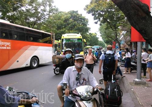 Thành phố Hồ Chí Minh: 'Xe dù', 'bến cóc' lộng hành từ nội đô đến cửa ngõ ảnh 4