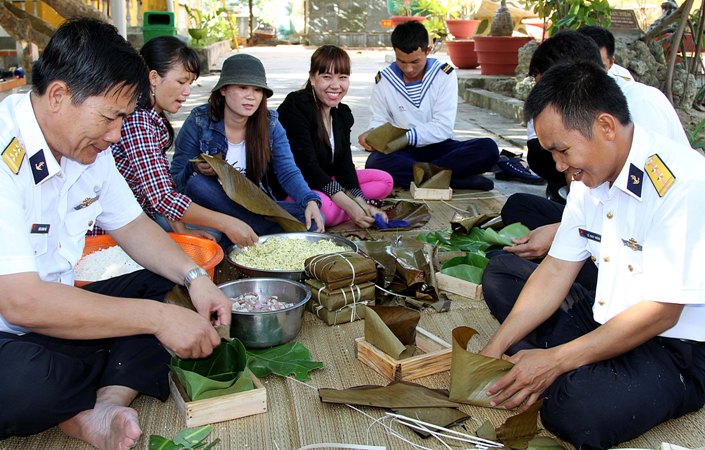  Hương vị bánh chưng gói lá bàng vuông ảnh 1