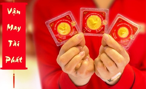 Mua đồng tiền vàng hình gà để cầu mong may mắn năm Đinh Dậu ảnh 1