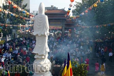 Người dân nô nức đi chùa cầu an đầu năm mới ảnh 1