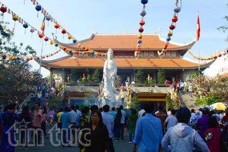 Người dân nô nức đi chùa cầu an đầu năm mới ảnh 2