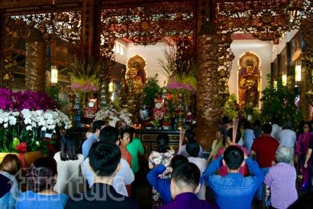 Người dân nô nức đi chùa cầu an đầu năm mới ảnh 3