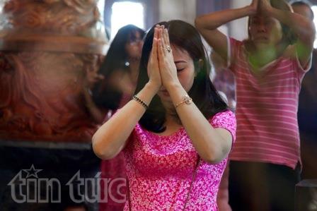 Người dân nô nức đi chùa cầu an đầu năm mới ảnh 4