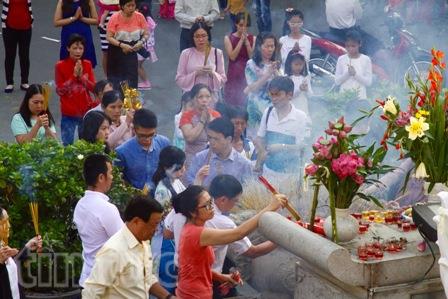 Người dân nô nức đi chùa cầu an đầu năm mới ảnh 6