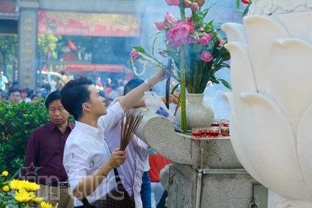 Người dân nô nức đi chùa cầu an đầu năm mới ảnh 9