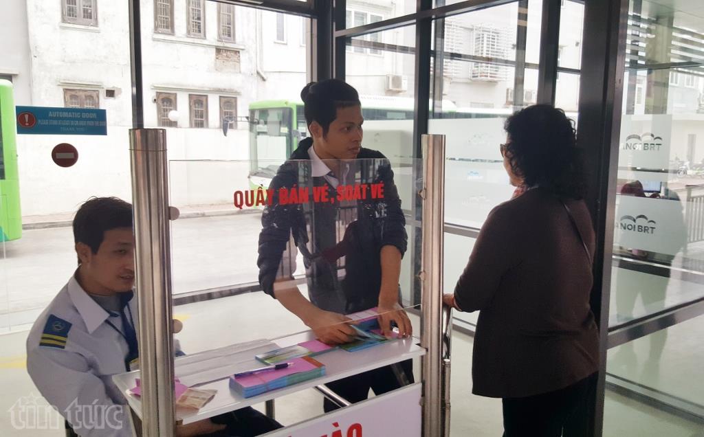 Trải nghiệm du Xuân bằng xe buýt nhanh BRT ảnh 1