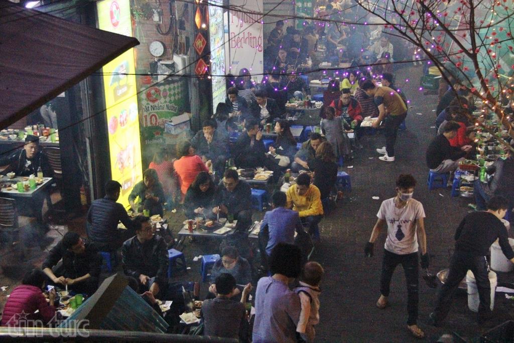 Thanh niên Hà Nội chen chân ăn uống vỉa hè sau Tết ảnh 1