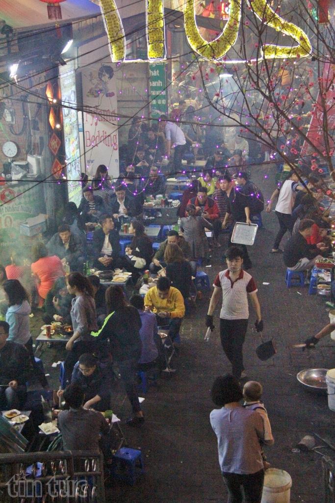 Thanh niên Hà Nội chen chân ăn uống vỉa hè sau Tết ảnh 2