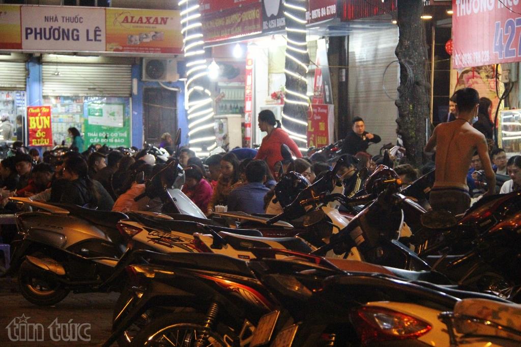 Thanh niên Hà Nội chen chân ăn uống vỉa hè sau Tết ảnh 3