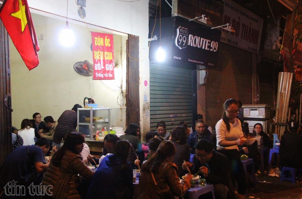 Thanh niên Hà Nội chen chân ăn uống vỉa hè sau Tết ảnh 4