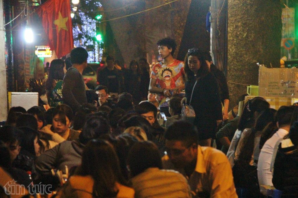 Thanh niên Hà Nội chen chân ăn uống vỉa hè sau Tết ảnh 5