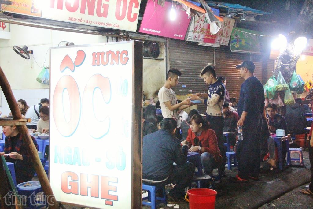 Thanh niên Hà Nội chen chân ăn uống vỉa hè sau Tết ảnh 6
