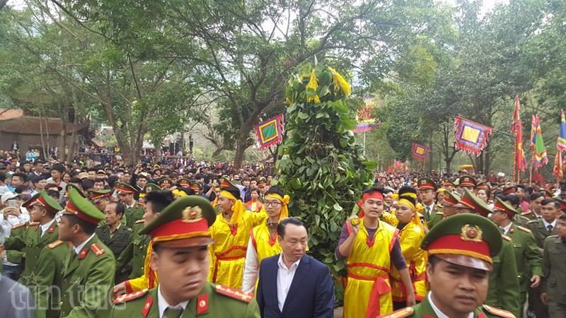 Dẫm đạp, đánh nhau tả tơi cướp lộc tại Hội Gióng ảnh 1