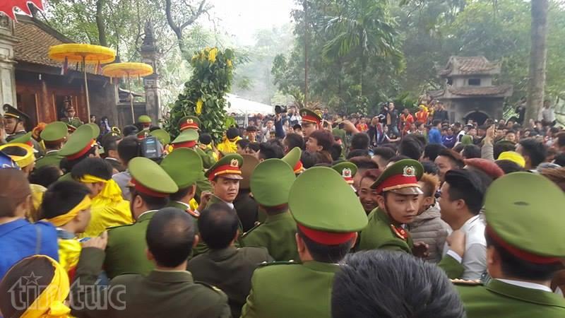 Dẫm đạp, đánh nhau tả tơi cướp lộc tại Hội Gióng ảnh 2