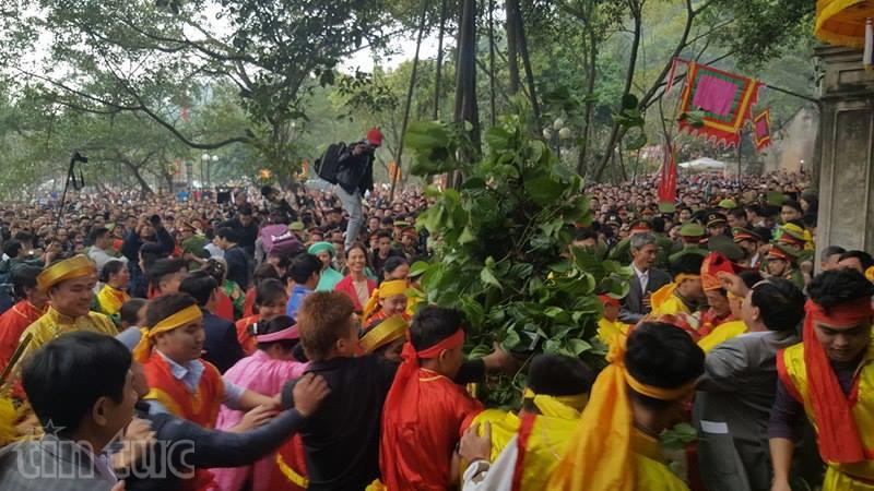 Dẫm đạp, đánh nhau tả tơi cướp lộc tại Hội Gióng ảnh 3