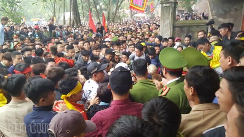 Dẫm đạp, đánh nhau tả tơi cướp lộc tại Hội Gióng ảnh 4