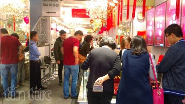 Nhiều 'chiêu' hút khách ngày vía Thần Tài ảnh 1