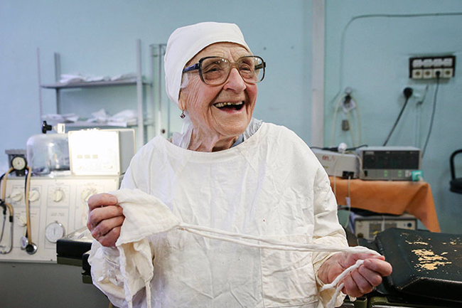 Nữ bác sĩ 89 tuổi thực hiện hàng trăm cuộc phẫu thuật mỗi năm
