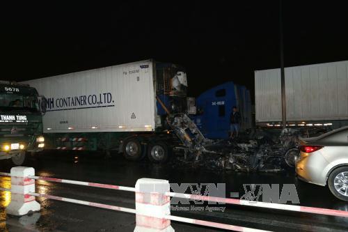 Cháy xe container trên Cầu Thanh Trì ảnh 1