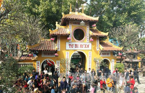 Kỷ luật 5 viên chức Bảo hiểm xã hội Hà Nội đi lễ trong giờ hành chính