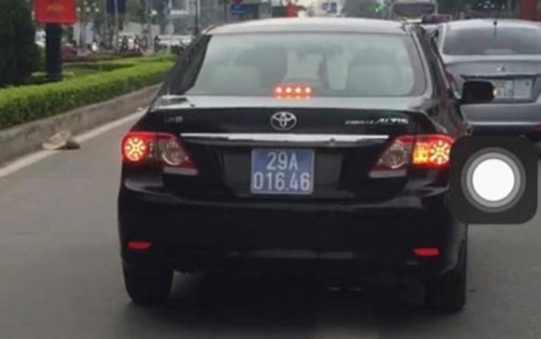 Xử lý xe biển xanh lấn làn buýt nhanh ảnh 1