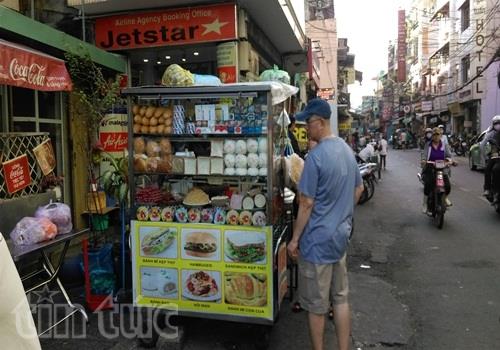 Vẫn vô tư chiếm dụng vỉa hè ảnh 2