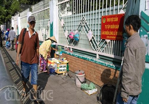 Vẫn vô tư chiếm dụng vỉa hè ảnh 8