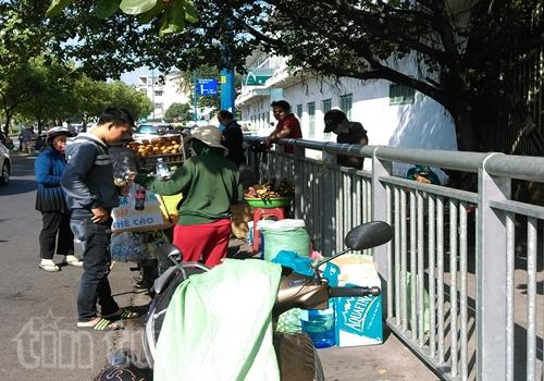 Vẫn vô tư chiếm dụng vỉa hè ảnh 9