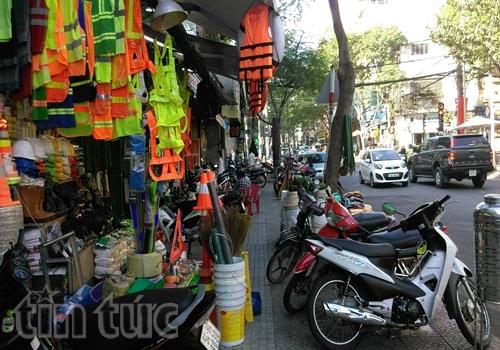 Vẫn vô tư chiếm dụng vỉa hè ảnh 6