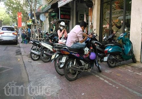 Vẫn vô tư chiếm dụng vỉa hè ảnh 7