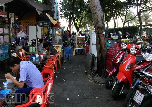 Vẫn vô tư chiếm dụng vỉa hè ảnh 1