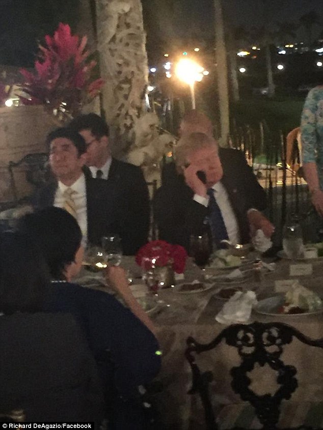 Tranh cãi chuyện ông Trump và Abe vừa ăn tiệc vừa xử lý vụ Triều Tiên ảnh 1