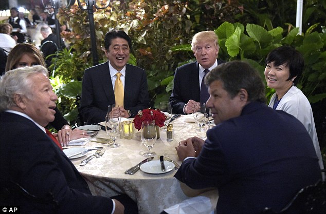 Tranh cãi chuyện ông Trump và Abe vừa ăn tiệc vừa xử lý vụ Triều Tiên ảnh 4
